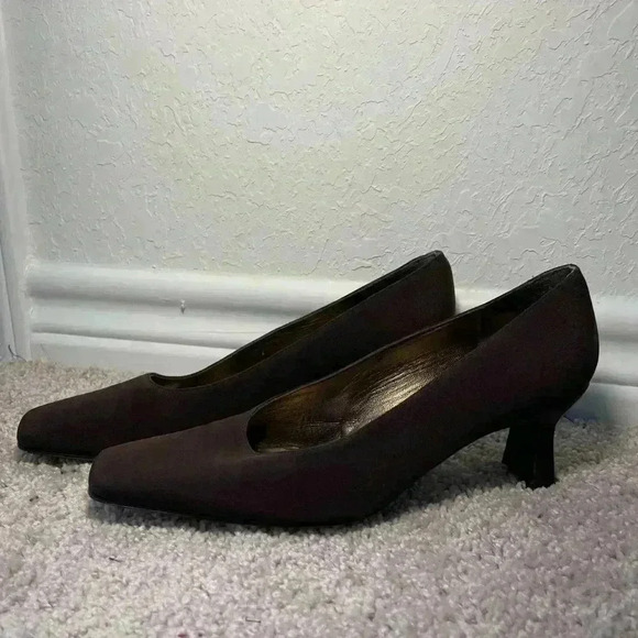 Stuart Weitzman Vintage Square Toe Brown Silk Canvas Heel Pumps - Picture 3 of 6